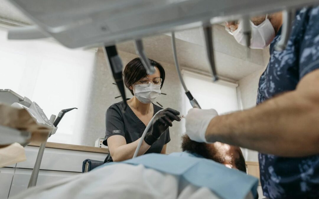 Cosa si fa alla prima visita dal dentista